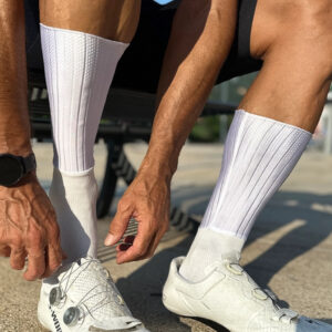 ciclista indossa le calze oxyburn in dryarn modello aerodinamico 1697