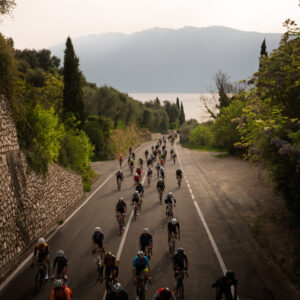 ciclisti sulle colline del garda durante la gara della Colnago