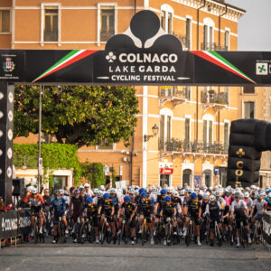 ciclisti allo start pronti per la gara