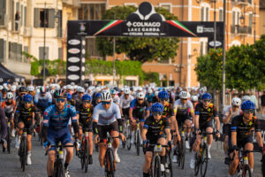 ciclisti appena partiti dallo start della colnago