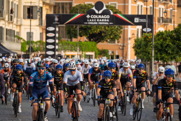 ciclisti appena partiti dallo start della colnago