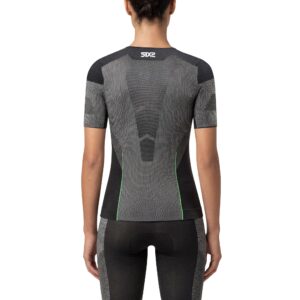 maglia SIXS BT TS1L V2 colore BLACK_CARBON indossata da una donna di spalle