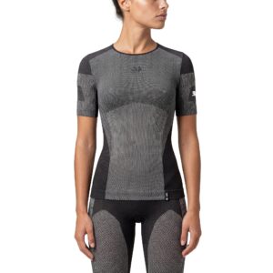 maglia SIXS BT TS1L V2 colore BLACK_CARBON indossata frontamente da una donna