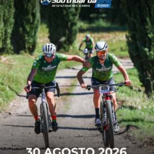 Due ciclisti si supportano durante la SouthGardaBike Dryarn 2026.