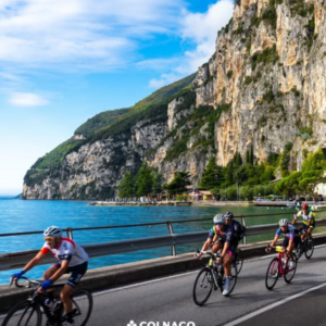 Gruppo di ciclisti al Colnago Cycling Festival, uno degli eventi sponsorizzati da Dryarn nel 2026.