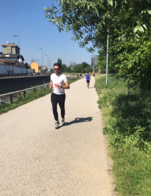 runner testa la maglia in Dryarn