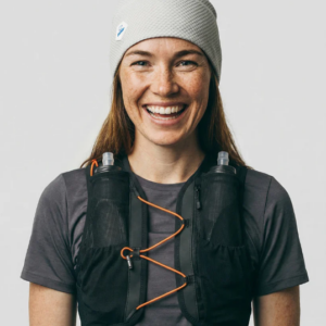 cappellino beanie bianco collezione Iona di Eisbar indossato da trail runner