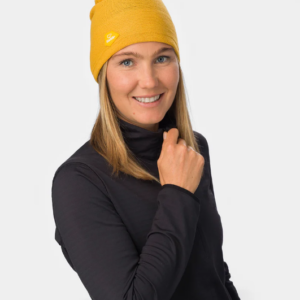 Ayora Oversized Beanie giallo indossato da ragazza, visto frontalmente con il logo Eisbar