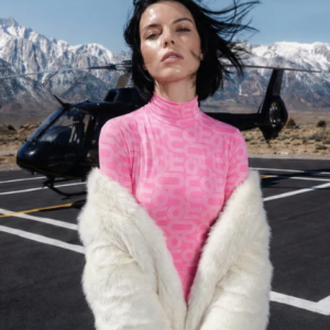 modella indossa il monoskin monosuit rosa del brand Monosuit in dryarn