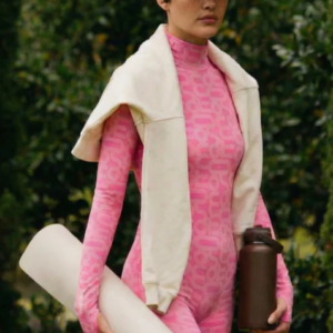 modella che va a lezione di yoga/pilates indossa il monoskin monosuit rosa del brand Monosuit in dryarn