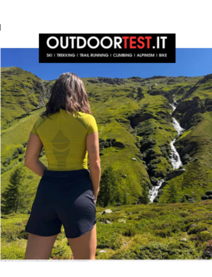ragazza indossa maglia astra di Oxyburn in dryarn, testandola durante la corsa outdoor