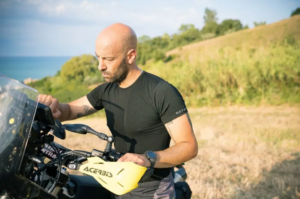 uomo in moto che indossa maglia intima befast in dryarn