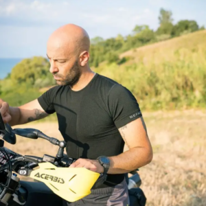 uomo in moto che indossa maglia intima befast in dryarn