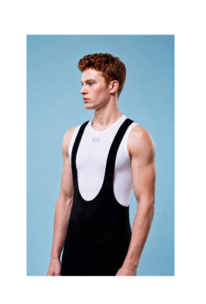 modello indossa lo smanicato bianco dryarn di sixs con una salopette nera per ciclismo