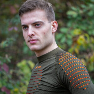 Maglia Tactical uomo, uomo in primo piano che mostra la costruzione 3d in dryarn