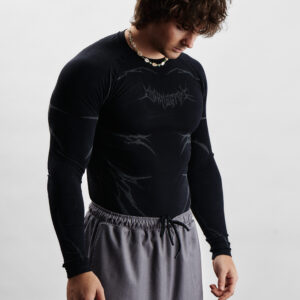 Atleta di powerlifting indossa la maglia compression Insane Stone nera in fibra Dryarn leggera e traspirante.